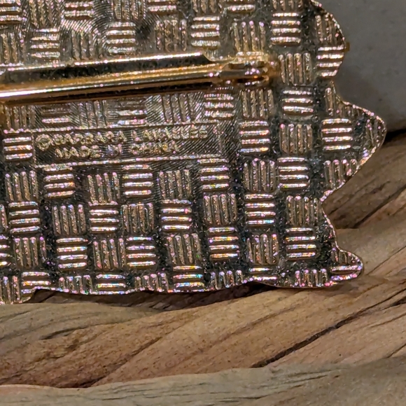 Vintage Barbara Lavallee Native American Inuit Eskimo Enamel Brooch - Picture 6 of 7